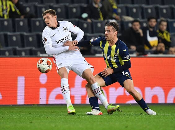 09 12 2021, xjhx, football UEFA Europa League, Fenerbahce Istanbul Eintracht Frankfurt emspor, v l Kristijan Jakic Eintracht Frankfurt Dimitrios Pelkas Fenerbahce Istanbul Zweikampf, action, battle for the ball DFL DFB REGULATIONS PROHIBIT ANY USE OF PHOTOGRAPHS as IMAGE SEQUENCES and or QUASI VIDEO Istanbul