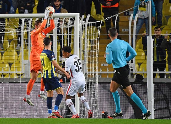 09 12 2021, xjhx, football UEFA Europa League, Fenerbahce Istanbul Eintracht Frankfurt emspor, v l Kevin Trapp Eintracht Frankfurt Mergim Berisha Fenerbahce Istanbul Tuta Eintracht Frankfurt DFL DFB REGULATIONS PROHIBIT ANY USE OF PHOTOGRAPHS as IMAGE SEQUENCES and or QUASI VIDEO Istanbul