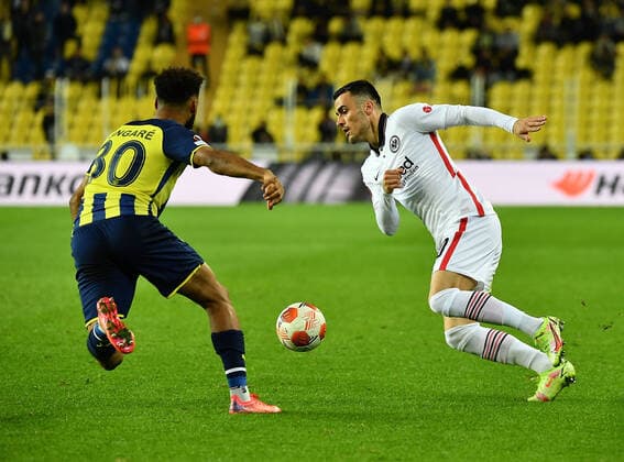09 12 2021, xjhx, football UEFA Europa League, Fenerbahce Istanbul Eintracht Frankfurt emspor, v l Nazim Sangare Fenerbahce Istanbul Daichi Kamada Eintracht Frankfurt Filip Kostic Eintracht Frankfurt Zweikampf, action, battle for the ball DFL DFB REGULATIONS PROHIBIT ANY USE OF PHOTOGRAPHS as IMAGE SEQUENCES and or QUASI VIDEO Istanbul