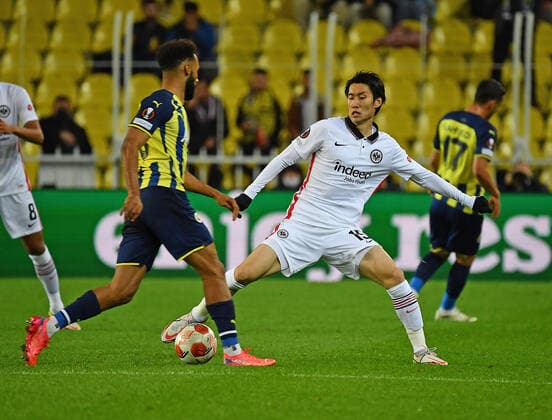 09 12 2021, xjhx, football UEFA Europa League, Fenerbahce Istanbul Eintracht Frankfurt emspor, v l Nazim Sangare Fenerbahce Istanbul Daichi Kamada Eintracht Frankfurt Daichi Kamada Eintracht Frankfurt Zweikampf, action, battle for the ball DFL DFB REGULATIONS PROHIBIT ANY USE OF PHOTOGRAPHS as IMAGE SEQUENCES and or QUASI VIDEO Istanbul