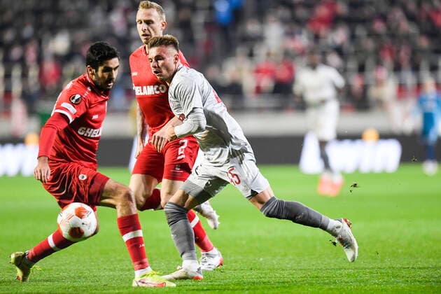 Antwerp s Dinis Almeida and Olympiacos Oleg Reabciuk fight for the ball during an Europa League game between Belgian soccer team Royal Antwerp FC and Greek soccer team Olympiacos F.C., Thursday 09 December 2021, in Antwerp, Belgium, on the sixth and last day in Group D of the UEFA Europa League group stage. TOMxGOYVAERTS  x3152781x