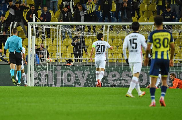 09 12 2021, xjhx, football UEFA Europa League, Fenerbahce Istanbul Eintracht Frankfurt emspor, v l offside goal for supposed 1 0 by Mergim Berisha Fenerbahce Istanbul referee Srdjan Jovanovic Serbia DFL DFB REGULATES PROHIBIT ANY USE OF PHOTOGRAPHS as IMAGE SEQUENCES and or QUASI VIDEO Istanbul