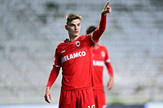 ANTWERPEN, BELGIUM - DECEMBER 09 : Pieter Gerkens midfielder of Antwerp FC issues instructions during the UEFA Europa League Group Stage - Group D match between Antwerp FC and Olympiacos FC at the Bosuil stadium on December 09, 2021 in Antwerpen, Belgium, 9 12 2021 ( Antwerp FC v Olympiacos FC : UEFA Europa League PhotoNews Panoramic 