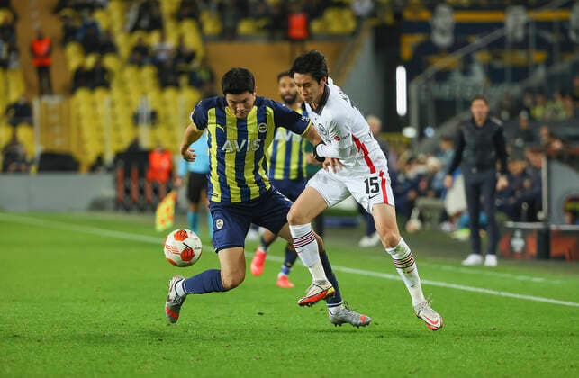 09 12 2021, Football UEFA Europa League, Fenerbahce SK Istanbul Eintracht Frankfurt, emonline, emspor, v l , Min jae Kim Fenerbahce Istanbul , Daichi Kamada Eintracht Frankfurt DFL DFB REGULATIONS PROHIBIT ANY USE OF PHOTOGRAPHS AS IMAGE SEQUENCES AND OR QUASI VIDEO xdcx Copyright: HMBxMedia Claus
