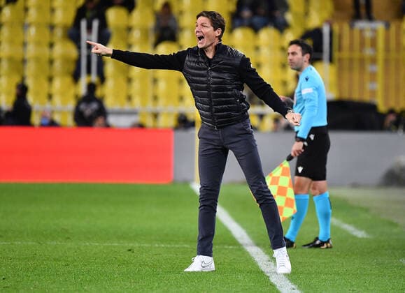 09 12 2021, xjhx, football UEFA Europa League, Fenerbahce Istanbul Eintracht Frankfurt emspor, v l coach Oliver Glasner Eintracht Frankfurt zautz gestures gives instructions DFL DFB REGULATES PROHIBIT ANY USE OF PHOTOGRAPHS as IMAGE SEQUENCES and or QUASI VIDEO Istanbul