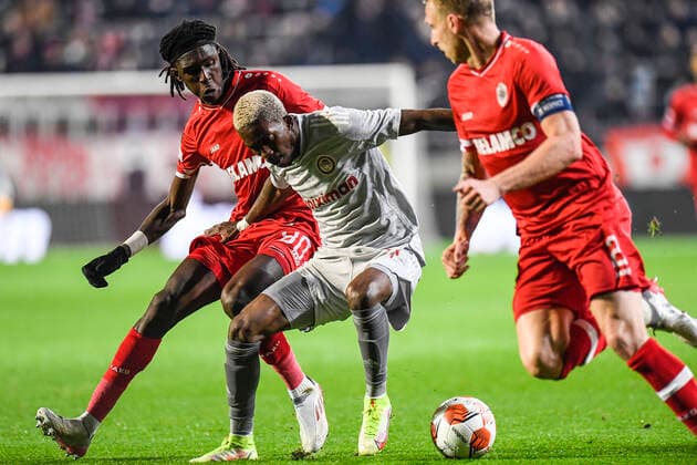 Olympiacos Henry Onyekuru and Antwerp s Pierre Junior Dwomoh fight for the ball during an Europa League game between Belgian soccer team Royal Antwerp FC and Greek soccer team Olympiacos F.C., Thursday 09 December 2021, in Antwerp, Belgium, on the sixth and last day in Group D of the UEFA Europa League group stage. TOMxGOYVAERTS  x3152800x