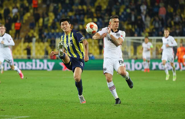 09 12 2021, Football UEFA Europa League, Fenerbahce SK Istanbul Eintracht Frankfurt, emonline, emspor, v l , Min jae Kim Fenerbahce Istanbul , Rafael Borre Eintracht Frankfurt DFL DFB REGULATIONS PROHIBIT ANY USE OF PHOTOGRAPHS AS IMAGE SEQUENCES AND OR QUASI VIDEO xdcx Copyright: HMBxMedia Claus
