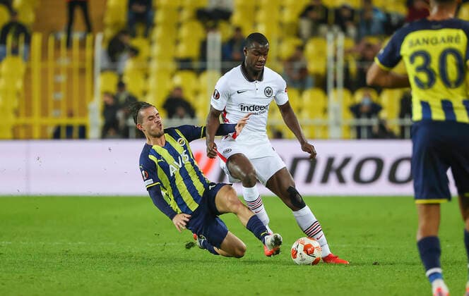 09 12 2021, Football UEFA Europa League, Fenerbahce SK Istanbul Eintracht Frankfurt, emonline, emspor, v l , Dimitrios Pelkas Fenerbahce Istanbul , Evan Ndicka Eintracht Frankfurt DFL DFB REGULATIONS PROHIBIT ANY USE OF PHOTOGRAPHS AS IMAGE SEQUENCES AND OR QUASI VIDEO xdcx Copyright: HMBxMedia Claus