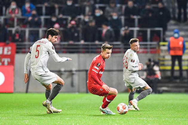 Antwerp s Johannes Eggestein and Olympiacos Andreas Bouchalakis fight for the ball during an Europa League game between Belgian soccer team Royal Antwerp FC and Greek soccer team Olympiacos F.C., Thursday 09 December 2021, in Antwerp, Belgium, on the sixth and last day in Group D of the UEFA Europa League group stage. TOMxGOYVAERTS  x3152812x