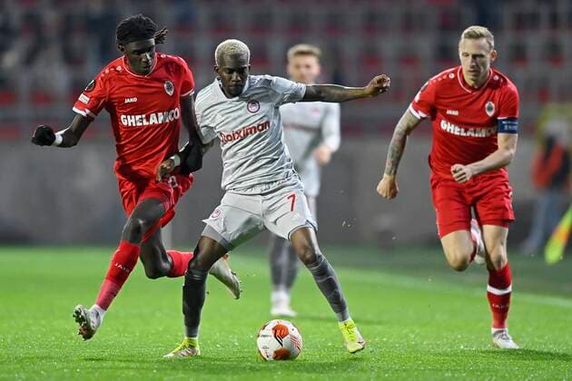 ANTWERPEN, BELGIUM - DECEMBER 09 : Henry Onyekuru forward of Olympiacos FC is challenged by Ritchie De Laet defender of Antwerp FC and Pierre Junior Dwomoh forward of Antwerp FC during the UEFA Europa League Group Stage - Group D match between Antwerp FC and Olympiacos FC at the Bosuil stadium on December 09, 2021 in Antwerpen, Belgium, 9 12 2021 ( Antwerp FC v Olympiacos FC : UEFA Europa League PhotoNews Panoramic 