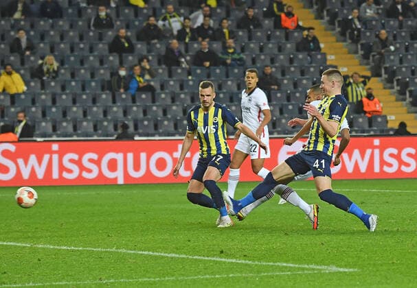 09 12 2021, xjhx, football UEFA Europa League, Fenerbahce Istanbul Eintracht Frankfurt emspor, v l Djibril Sow Eintracht Frankfurt scores the Goal 0 1 Filip Novak Fenerbahce Istanbul Attila Szalai Fenerbahce Istanbul DFL DFB REGULATIONS PROHIBIT ANY USE OF PHOTOGRAPHS as IMAGE SEQUENCES and or QUASI VIDEO Istanbul