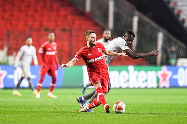 Antwerp s Birger Verstraete and Olympiacos Mohamed Camara fight for the ball during an Europa League game between Belgian soccer team Royal Antwerp FC and Greek soccer team Olympiacos F.C., Thursday 09 December 2021, in Antwerp, Belgium, on the sixth and last day in Group D of the UEFA Europa League group stage. TOMxGOYVAERTS  x3152820x