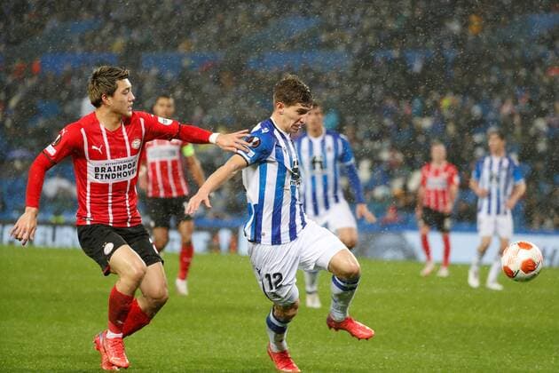 Real Sociedad s defender Aihen Munoz (R) fights for the ball with PSV Eindhoven s Japanese midfielder Ritsu Doan during the Europa League Group B match played at Reale Arena, San Sebastian, northern Spain 09 December 2021. REAL SOCIEDAD vs PSV EINDHOVEN !ACHTUNG: NUR REDAKTIONELLE NUTZUNG!  Copyright: xJuanxHerrerox GRAF1368 20211209-3ee8276864f039f058db833064833905a56d9124