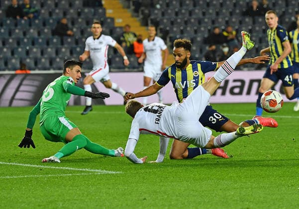 09 12 2021, xjhx, football UEFA Europa League, Fenerbahce Istanbul Eintracht Frankfurt emspor, v l Berke Oezer Fenerbahce Istanbul Kristijan Jakic Eintracht Frankfurt Nazim Sangare Fenerbahce Istanbul duel, action, battle for the ball DFL DFB REGULATIONS PROHIBIT ANY USE OF PHOTOGRAPHS as IMAGE SEQUENCES and or QUASI VIDEO Istanbul