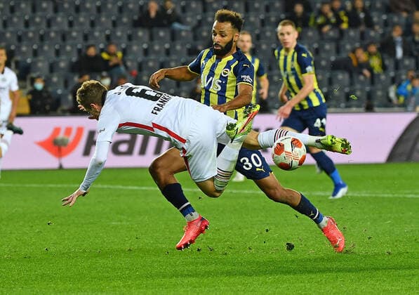 09 12 2021, xjhx, football UEFA Europa League, Fenerbahce Istanbul Eintracht Frankfurt emspor, v l Berke Oezer Fenerbahce Istanbul Kristijan Jakic Eintracht Frankfurt Nazim Sangare Fenerbahce Istanbul duel, action, battle for the ball DFL DFB REGULATIONS PROHIBIT ANY USE OF PHOTOGRAPHS as IMAGE SEQUENCES and or QUASI VIDEO Istanbul