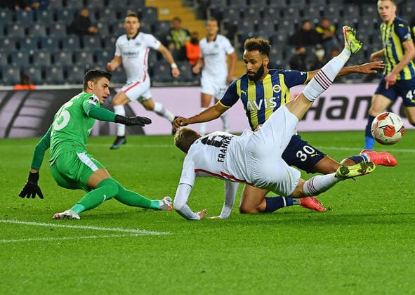 09 12 2021, xjhx, football UEFA Europa League, Fenerbahce Istanbul Eintracht Frankfurt emspor, v l Berke Oezer Fenerbahce Istanbul Kristijan Jakic Eintracht Frankfurt Nazim Sangare Fenerbahce Istanbul duel, action, battle for the ball DFL DFB REGULATIONS PROHIBIT ANY USE OF PHOTOGRAPHS as IMAGE SEQUENCES and or QUASI VIDEO Istanbul
