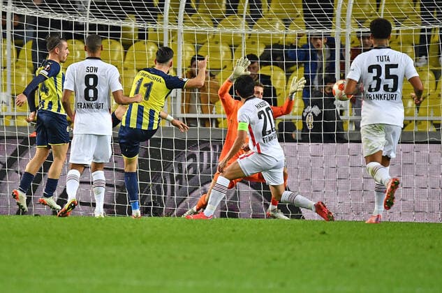 09 12 2021, xjhx, football UEFA Europa League, Fenerbahce Istanbul Eintracht Frankfurt emspor, v l Mergim Berisha Fenerbahce Istanbul scores the Goal 1 1 Kevin Trapp Eintracht Frankfurt DFL DFB REGULATIONS PROHIBIT ANY USE OF PHOTOGRAPHS as IMAGE SEQUENCES and or QUASI VIDEO Istanbul