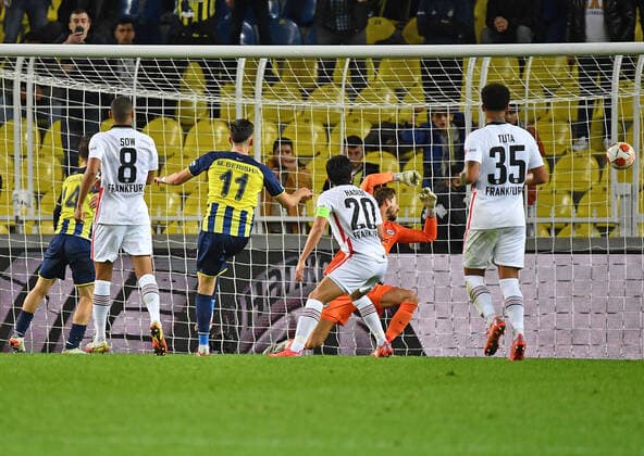 09 12 2021, xjhx, football UEFA Europa League, Fenerbahce Istanbul Eintracht Frankfurt emspor, v l Mergim Berisha Fenerbahce Istanbul scores the Goal 1 1 Kevin Trapp Eintracht Frankfurt DFL DFB REGULATIONS PROHIBIT ANY USE OF PHOTOGRAPHS as IMAGE SEQUENCES and or QUASI VIDEO Istanbul