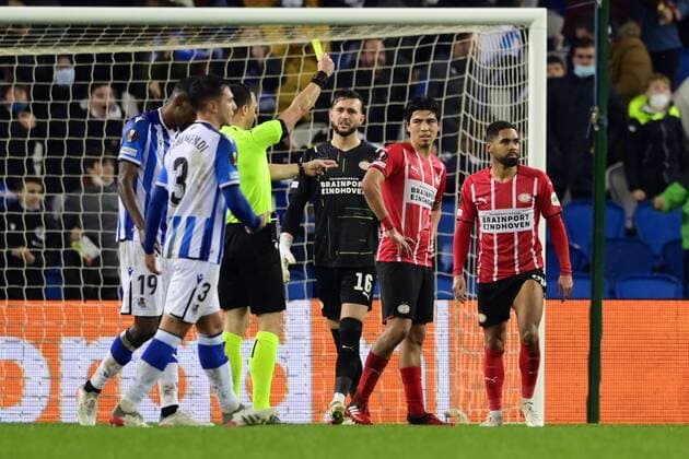 SAN SEBASTIAN lr Real Sociedad coach Imanol Alguacil gives the yellow card to Philipp Mwene of PSV Eindhoven during the UEFA Europa League match between Real Sociedad and PSV Eindhoven at Estadio de Anoeta on December 9, 2021 in San Sebastian, Spain ANP OLAF KRAAK UEFA Europa League 2021 2022 xVIxANPxSportx xxANPxIVx 441833458