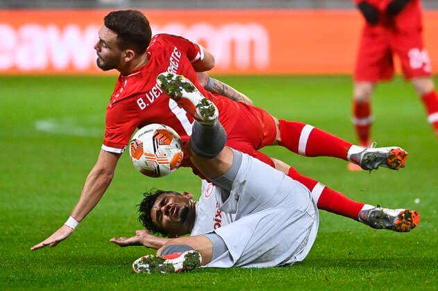 Antwerp s Birger Verstraete and Olympiacos Tiquinho Soares fight for the ball during an Europa League game between Belgian soccer team Royal Antwerp FC and Greek soccer team Olympiacos F.C., Thursday 09 December 2021, in Antwerp, Belgium, on the sixth and last day in Group D of the UEFA Europa League group stage. LAURIExDIEFFEMBACQ  x3152830x
