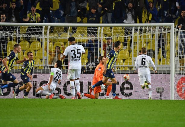 09 12 2021, xjhx, football UEFA Europa League, Fenerbahce Istanbul Eintracht Frankfurt emspor, v l Mergim Berisha Fenerbahce Istanbul scores the Goal 1 1 Kevin Trapp Eintracht Frankfurt DFL DFB REGULATIONS PROHIBIT ANY USE OF PHOTOGRAPHS as IMAGE SEQUENCES and or QUASI VIDEO Istanbul