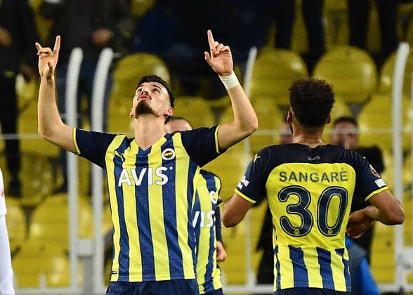 09 12 2021, xjhx, football UEFA Europa League, Fenerbahce Istanbul Eintracht Frankfurt emspor, v l goal celebration after the goal celebrating the goal celebrate 1 1 by Mergim Berisha Fenerbahce Istanbul DFL DFB REGULATIONS PROHIBIT ANY USE OF PHOTOGRAPHS as IMAGE SEQUENCES and or QUASI VIDEO Istanbul