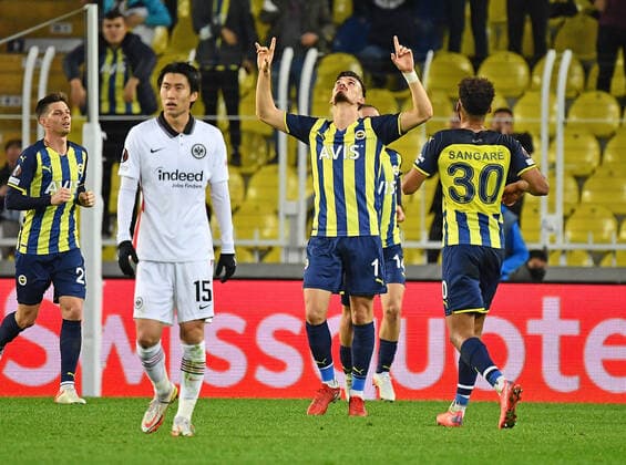 09 12 2021, xjhx, football UEFA Europa League, Fenerbahce Istanbul Eintracht Frankfurt emspor, v l Daichi Kamada Eintracht Frankfurt disappointed sad frustrated dissapointed goal celebration after the goal to celebrate 1 1 by Mergim Berisha Fenerbahce Istanbul DFL DFB REGULATIONS PROHIBIT ANY USE OF PHOTOGRAPHS as IMAGE SEQUENCES and or QUASI VIDEO Istanbul