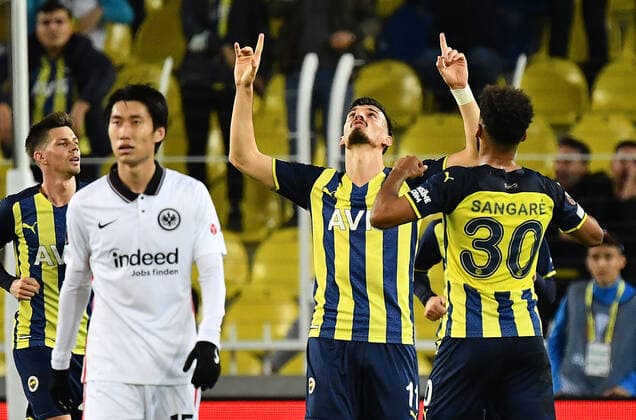 09 12 2021, xjhx, football UEFA Europa League, Fenerbahce Istanbul Eintracht Frankfurt emspor, v l Daichi Kamada Eintracht Frankfurt disappointed sad frustrated dissapointed goal celebration after the goal to celebrate 1 1 by Mergim Berisha Fenerbahce Istanbul DFL DFB REGULATIONS PROHIBIT ANY USE OF PHOTOGRAPHS as IMAGE SEQUENCES and or QUASI VIDEO Istanbul