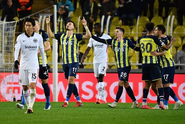09 12 2021, xjhx, football UEFA Europa League, Fenerbahce Istanbul Eintracht Frankfurt emspor, v l Daichi Kamada Eintracht Frankfurt disappointed sad frustrated dissapointed goal celebration after the goal to celebrate 1 1 by Mergim Berisha Fenerbahce Istanbul DFL DFB REGULATIONS PROHIBIT ANY USE OF PHOTOGRAPHS as IMAGE SEQUENCES and or QUASI VIDEO Istanbul