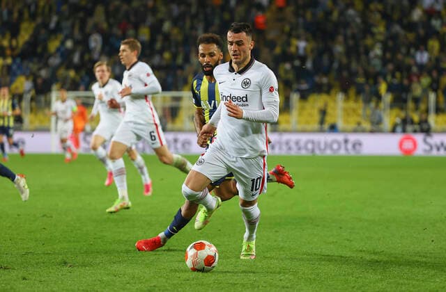 09 12 2021, Football UEFA Europa League, Fenerbahce SK Istanbul Eintracht Frankfurt, emonline, emspor, v l , Nazim Sangare Fenerbahce Istanbul , Filip Kostic Eintracht Frankfurt DFL DFB REGULATIONS PROHIBIT ANY USE OF PHOTOGRAPHS AS IMAGE SEQUENCES AND OR QUASI VIDEO xdcx Copyright: HMBxMedia Claus