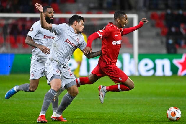 Olympiacos Tiquinho Soares and Antwerp s Michel Ange Balikwisha fight for the ball during an Europa League game between Belgian soccer team Royal Antwerp FC and Greek soccer team Olympiacos F.C., Thursday 09 December 2021, in Antwerp, Belgium, on the sixth and last day in Group D of the UEFA Europa League group stage. LAURIExDIEFFEMBACQ  x3152836x