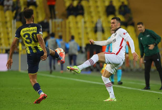09 12 2021, Football UEFA Europa League, Fenerbahce SK Istanbul Eintracht Frankfurt, emonline, emspor, v l , Nazim Sangare Fenerbahce Istanbul , Filip Kostic Eintracht Frankfurt DFL DFB REGULATIONS PROHIBIT ANY USE OF PHOTOGRAPHS AS IMAGE SEQUENCES AND OR QUASI VIDEO xdcx Copyright: HMBxMedia Claus