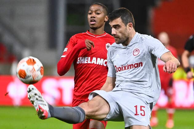 Antwerp s Michel Ange Balikwisha and Olympiacos Sokratis Papastathopoulos fight for the ball during an Europa League game between Belgian soccer team Royal Antwerp FC and Greek soccer team Olympiacos F.C., Thursday 09 December 2021, in Antwerp, Belgium, on the sixth and last day in Group D of the UEFA Europa League group stage. LAURIExDIEFFEMBACQ  x3152845x