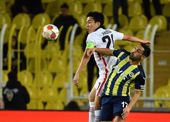 09 12 2021, xjhx, football UEFA Europa League, Fenerbahce Istanbul Eintracht Frankfurt emspor, v l Makoto Hasebe Eintracht Frankfurt Irfan Can Kahveci Fenerbahce Istanbul header duel duel DFL DFB REGULATIONS PROHIBIT ANY USE OF PHOTOGRAPHS AS IMAGE SEQUENCES AND OR QUASI VIDEO Istanbul