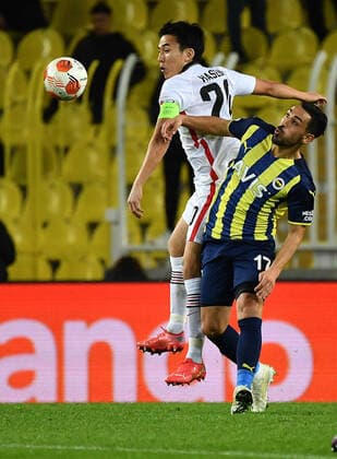 09 12 2021, xjhx, football UEFA Europa League, Fenerbahce Istanbul Eintracht Frankfurt emspor, v l Makoto Hasebe Eintracht Frankfurt Irfan Can Kahveci Fenerbahce Istanbul header duel duel DFL DFB REGULATIONS PROHIBIT ANY USE OF PHOTOGRAPHS AS IMAGE SEQUENCES AND OR QUASI VIDEO Istanbul