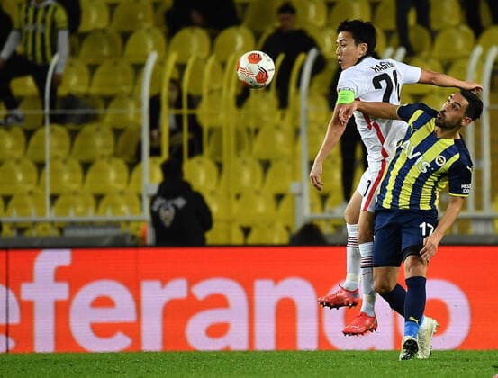 09 12 2021, xjhx, football UEFA Europa League, Fenerbahce Istanbul Eintracht Frankfurt emspor, v l Makoto Hasebe Eintracht Frankfurt Irfan Can Kahveci Fenerbahce Istanbul header duel duel DFL DFB REGULATIONS PROHIBIT ANY USE OF PHOTOGRAPHS AS IMAGE SEQUENCES AND OR QUASI VIDEO Istanbul