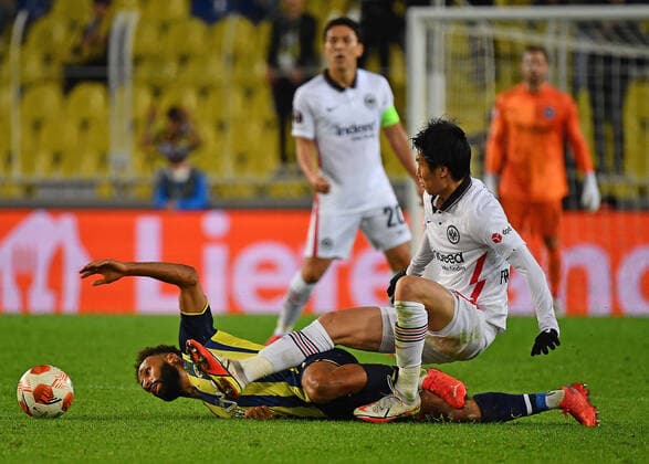 09 12 2021, xjhx, football UEFA Europa League, Fenerbahce Istanbul Eintracht Frankfurt emspor, v l Nazim Sangare Fenerbahce Istanbul Daichi Kamada Eintracht Frankfurt Zweikampf, action, action, battle for the ball DFL DFB REGULATIONS PROHIBIT ANY USE OF PHOTOGRAPHS as IMAGE SEQUENCES and or QUASI VIDEO Istanbul