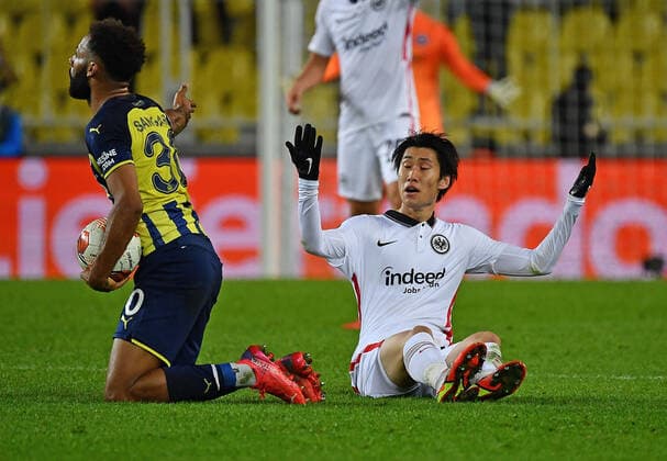09 12 2021, xjhx, football UEFA Europa League, Fenerbahce Istanbul Eintracht Frankfurt emspor, v l Nazim Sangare Fenerbahce Istanbul Daichi Kamada Eintracht Frankfurt Zweikampf, action, action, battle for the ball DFL DFB REGULATIONS PROHIBIT ANY USE OF PHOTOGRAPHS as IMAGE SEQUENCES and or QUASI VIDEO Istanbul