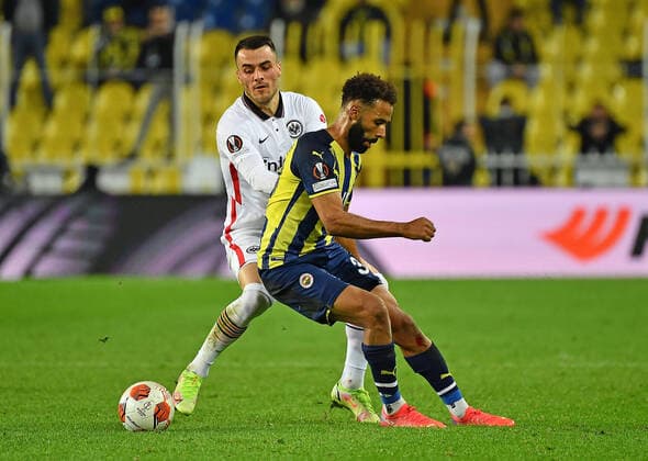 09 12 2021, xjhx, football UEFA Europa League, Fenerbahce Istanbul Eintracht Frankfurt emspor, v l Filip Kostic Eintracht Frankfurt Nazim Sangare Fenerbahce Istanbul Zweikampf, action, action, battle for the ball DFL DFB REGULATIONS PROHIBIT ANY USE OF PHOTOGRAPHS as IMAGE SEQUENCES and or QUASI VIDEO Istanbul