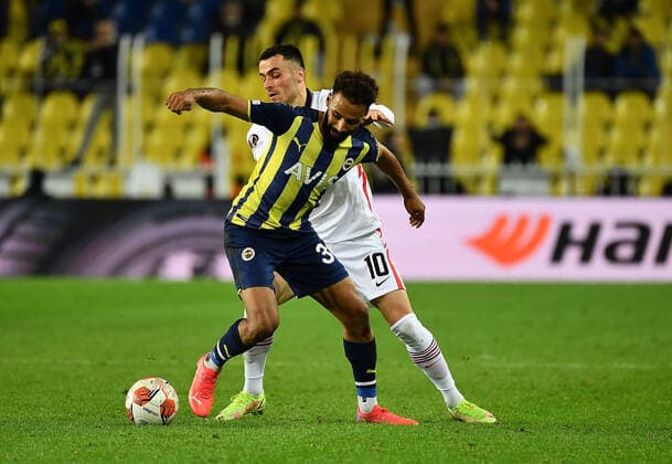 09 12 2021, xjhx, football UEFA Europa League, Fenerbahce Istanbul Eintracht Frankfurt emspor, v l Filip Kostic Eintracht Frankfurt Nazim Sangare Fenerbahce Istanbul Zweikampf, action, action, battle for the ball DFL DFB REGULATIONS PROHIBIT ANY USE OF PHOTOGRAPHS as IMAGE SEQUENCES and or QUASI VIDEO Istanbul