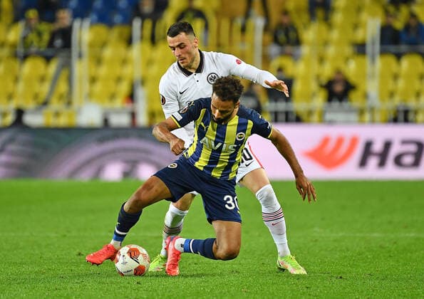 09 12 2021, xjhx, football UEFA Europa League, Fenerbahce Istanbul Eintracht Frankfurt emspor, v l Filip Kostic Eintracht Frankfurt Nazim Sangare Fenerbahce Istanbul Zweikampf, action, action, battle for the ball DFL DFB REGULATIONS PROHIBIT ANY USE OF PHOTOGRAPHS as IMAGE SEQUENCES and or QUASI VIDEO Istanbul