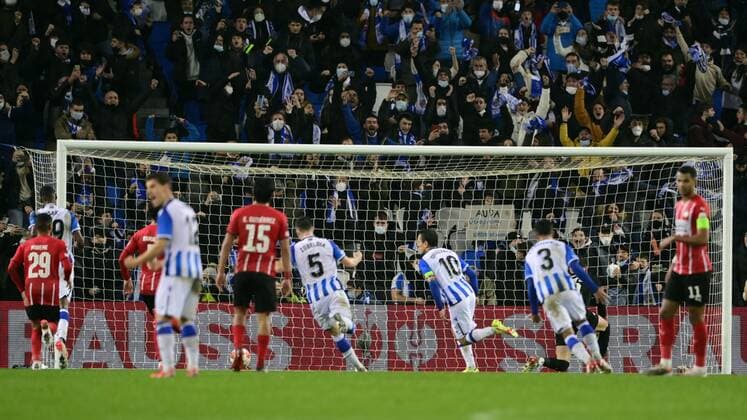 SAN SEBASTIAN Real Sociedad celebrates Mikel Oyarzabal of Real Sociedad s 1 0 win during the UEFA Europa League match between Real Sociedad and PSV Eindhoven at Estadio de Anoeta on December 9, 2021 in San Sebastian, Spain ANP OLAF KRAAK UEFA Europa League 2021 2022 xVIxANPxSportx xxANPxIVx 441834013