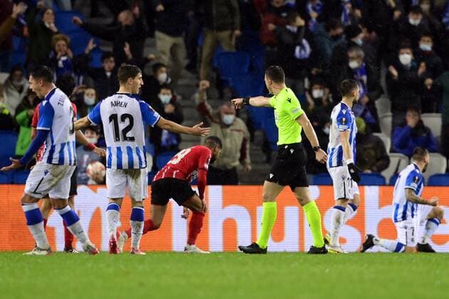 SAN SEBASTIAN lr referee Felix Zwayer awards a penalty during the UEFA Europa League match between Real Sociedad and PSV Eindhoven at Estadio de Anoeta on December 9, 2021 in San Sebastian, Spain ANP OLAF KRAAK UEFA Europa League 2021 2022 xVIxANPxSportx xxANPxIVx 441834170