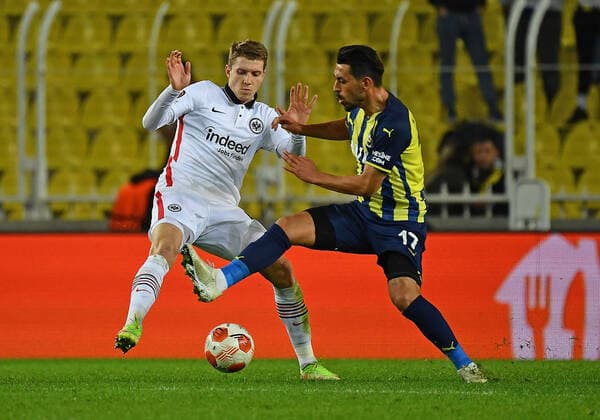 09 12 2021, xjhx, football UEFA Europa League, Fenerbahce Istanbul Eintracht Frankfurt emspor, v l Kristijan Jakic Eintracht Frankfurt Irfan Can Kahveci Fenerbahce Istanbul duel, action, battle for the ball DFL DFB REGULATIONS PROHIBIT ANY USE OF PHOTOGRAPHS as IMAGE SEQUENCES and or QUASI VIDEO Istanbul