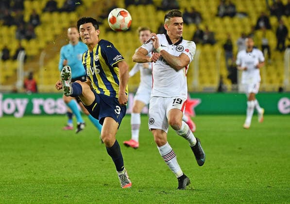 09 12 2021, xjhx, football UEFA Europa League, Fenerbahce Istanbul Eintracht Frankfurt emspor, v l Min Jae Kim Fenerbahce Istanbul Rafael Borre, Rafael Santos Borre Maury Eintracht Frankfurt Zweikampf, action, battle for the ball DFL DFB REGULATIONS PROHIBIT ANY USE OF PHOTOGRAPHS as IMAGE SEQUENCES and or QUASI VIDEO Istanbul