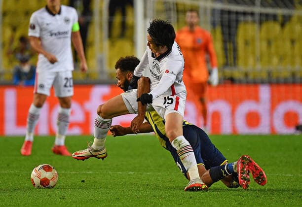 09 12 2021, xjhx, football UEFA Europa League, Fenerbahce Istanbul Eintracht Frankfurt emspor, v l Nazim Sangare Fenerbahce Istanbul Daichi Kamada Eintracht Frankfurt Zweikampf, action, action, battle for the ball DFL DFB REGULATIONS PROHIBIT ANY USE OF PHOTOGRAPHS as IMAGE SEQUENCES and or QUASI VIDEO Istanbul