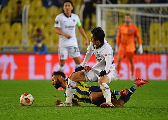 09 12 2021, xjhx, football UEFA Europa League, Fenerbahce Istanbul Eintracht Frankfurt emspor, v l Nazim Sangare Fenerbahce Istanbul Daichi Kamada Eintracht Frankfurt Zweikampf, action, action, battle for the ball DFL DFB REGULATIONS PROHIBIT ANY USE OF PHOTOGRAPHS as IMAGE SEQUENCES and or QUASI VIDEO Istanbul