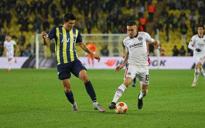 09 12 2021, Football UEFA Europa League, Fenerbahce SK Istanbul Eintracht Frankfurt, emonline, emspor, v l , Min jae Kim Fenerbahce Istanbul , Rafael Borre Eintracht Frankfurt DFL DFB REGULATIONS PROHIBIT ANY USE OF PHOTOGRAPHS AS IMAGE SEQUENCES AND OR QUASI VIDEO xdcx Copyright: HMBxMedia Claus