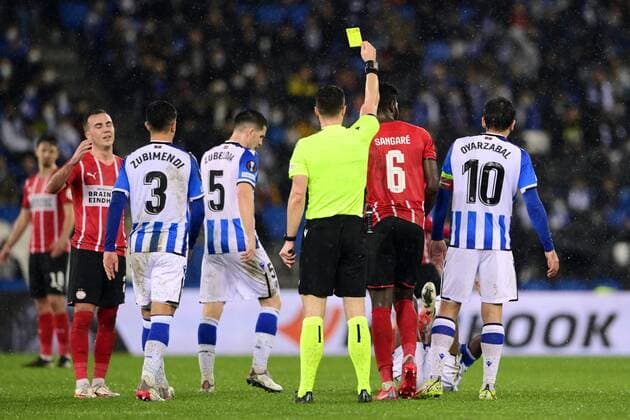 SAN SEBASTIAN lr referee Felix Zwayer gives the yellow card to Ibrahim Sangare of PSV Eindhoven during the UEFA Europa League match between Real Sociedad and PSV Eindhoven at Estadio de Anoeta on December 9, 2021 in San Sebastian, Spain ANP OLAF KRAAK UEFA Europa League 2021 2022 xVIxANPxSportx xxANPxIVx 441834212