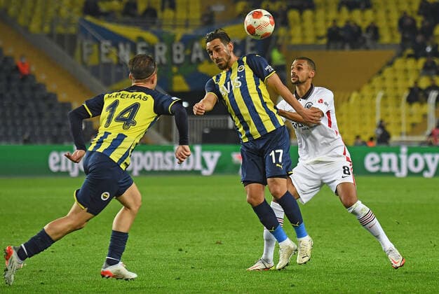 09 12 2021, xjhx, football UEFA Europa League, Fenerbahce Istanbul Eintracht Frankfurt emspor, v l Dimitrios Pelkas Fenerbahce Istanbul Irfan Can Kahveci Fenerbahce Istanbul Djibril Sow Eintracht Frankfurt Zweikampf, action, action, battle for the ball DFL DFB REGULATIONS PROHIBIT ANY USE OF PHOTOGRAPHS as IMAGE SEQUENCES and or QUASI VIDEO Istanbul